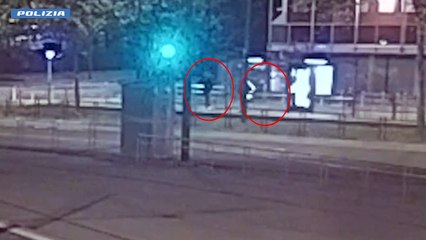 下载视频: Milano, rapinano un ragazzo alla fermata del tram dopo averlo accoltellato: volevano il cellulare