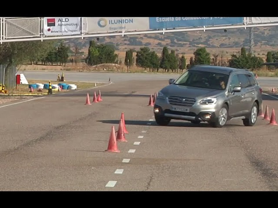 Subaru Outback 2016 Maniobra de esquiva (moose test) y eslalon | km77.com