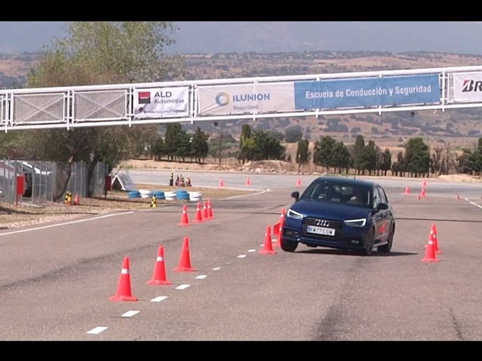 Audi A1 Sportback 2015 - Maniobra de esquiva (moose test) y eslalon | km77.com