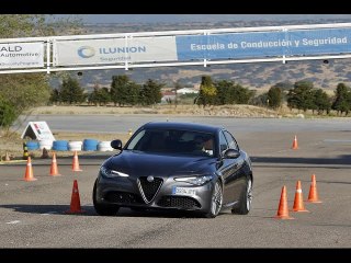 Alfa Romeo Giulia 2016 - Maniobra de esquiva (moose test) y eslalon | km77.com