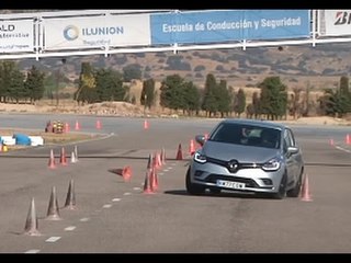 Renault Clio 1.5 dCi 90 EDC 2016 - Maniobra de esquiva (moose test) y eslalon | km77.com