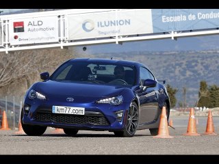 Toyota GT86 2017 - Maniobra de esquiva (moose test) y eslalon | km77.com