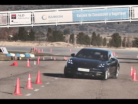 Porsche Panamera 4S 2017 - Maniobra de esquiva (moose test) y eslalon | km77.com