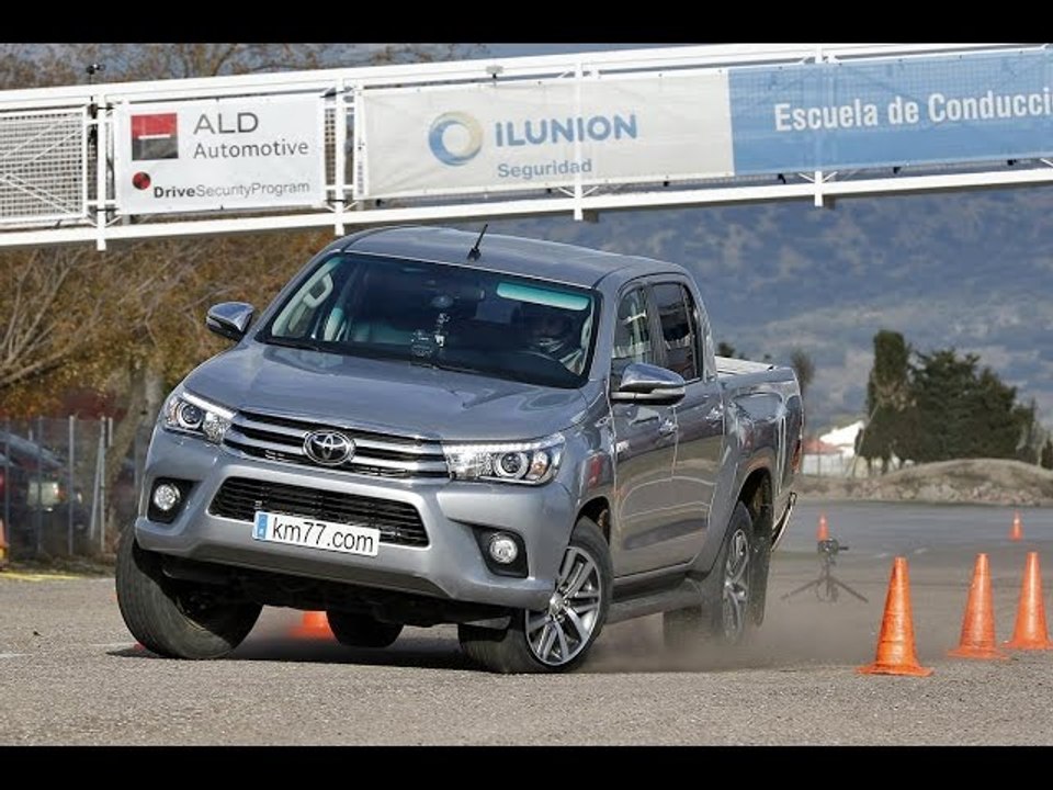 Toyota Hilux Doble Cab 2.4 150D 4x4 Aut 2016 - Maniobra de esquiva (moose test) y eslalon | km77.com