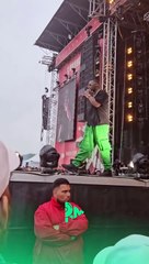 SDM qui met une pression à la foule