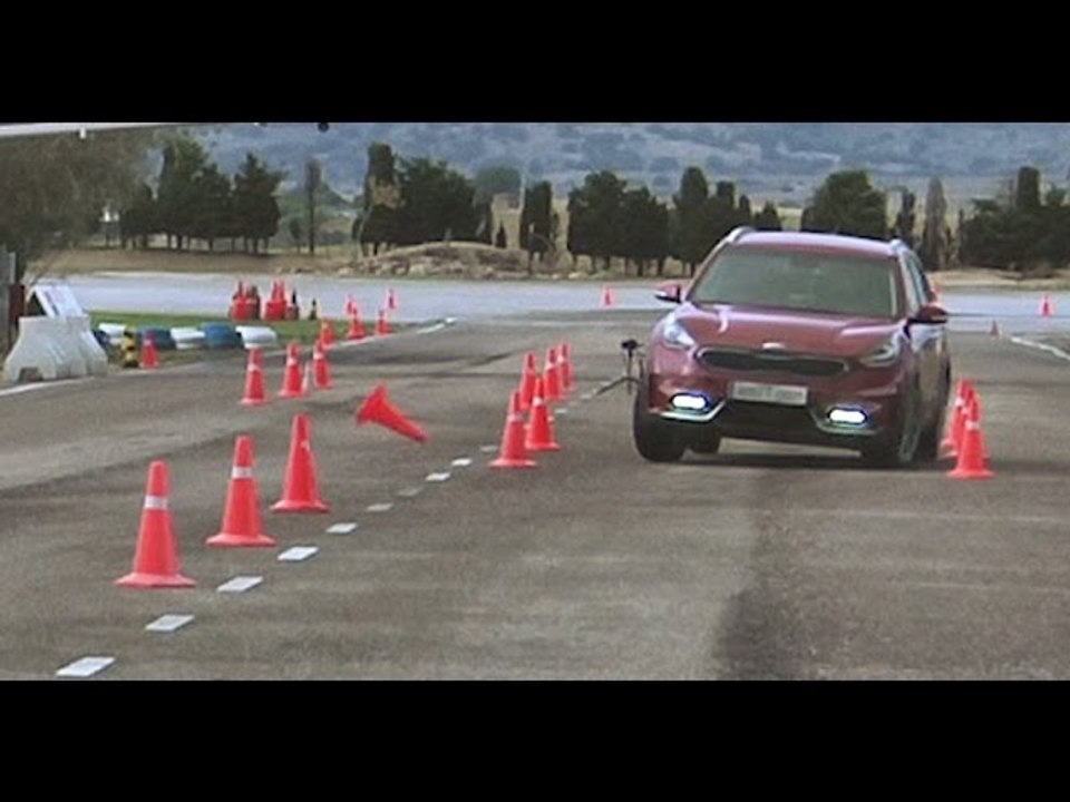 KIA Niro 1.6 HEV 2016 - Maniobra de esquiva (moose test) y eslalon | km77.com