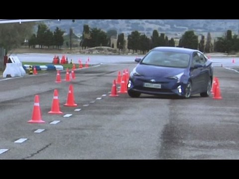 Toyota Prius 2016 - Maniobra de esquiva (moose test) y eslalon | km77.com