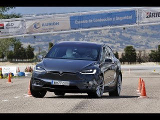 Tesla Model X 2016 - Maniobra de esquiva (moose test) y eslalon | km77.com