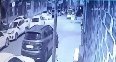 Silahlı saldırı sırasında yoldan geçen bir kişi vurularak hayatını kaybetti