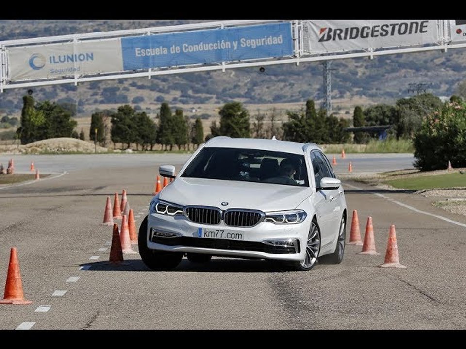 BMW 530d Touring 2017 - Maniobra de esquiva (moose test) y eslalon | km77.com