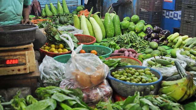 बारिश में हरी सब्जियों के दाम निकाल रहे लोगों के पसीने, गोभी व टमाटर सहित इन सब्जियों के रेट में आया उछाल