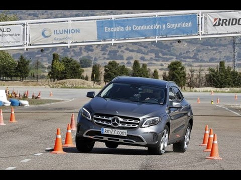 Mercedes-Benz GLA 2017 - Maniobra de esquiva (moose test) y eslalon | km77.com