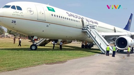 Penumpang Pesawat Saudia Dievakuasi Pakai Perosotan
