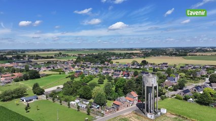 L'église au milieu du village : Remicourt
