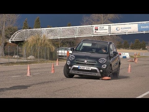 FIAT 500X 2019 - Maniobra de esquiva (moose test) y eslalon | km77.com