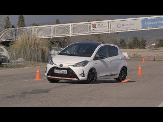 Toyota Yaris 100H GR-SPORT 2019 - Maniobra de esquiva (moose test) y eslalon | km77.com