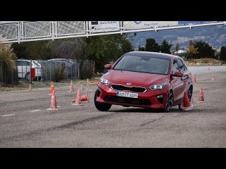 KIA Ceed 2018 - Maniobra de esquiva (moose test) y eslalon | km77.com