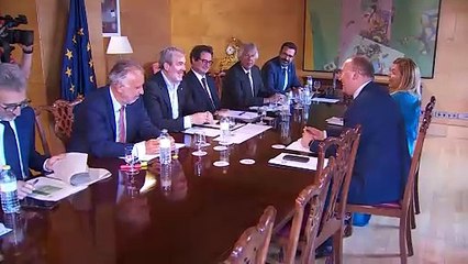 Feijóo confirma que aceptarán acoger 400 menores y dice a Vox que "no se puede amenazar"