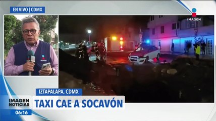 Taxi cae en un socavón en la alcaldía Iztapalapa, CDMX