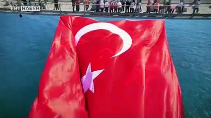 İstanbul’da 15 Temmuz için köprülere Türk bayrağı asıldı