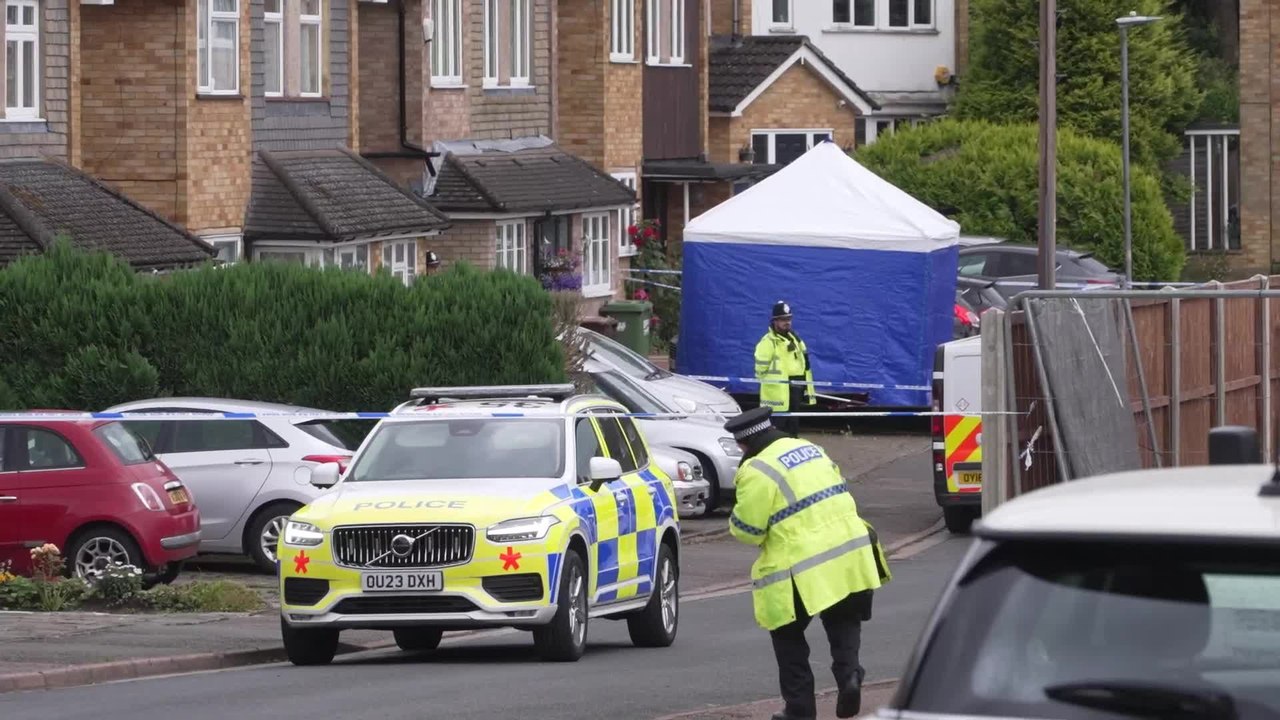 La police britannique recherche un jeune homme après la mort de trois femmes à Bushey