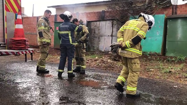 Bombeiros combatem incêndio em depósito de recicláveis no Nova Cidade