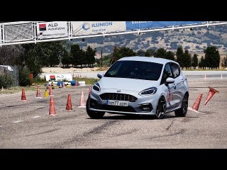 Ford Fiesta ST 2018 - Maniobra de esquiva (moose test) y eslalon | km77.com