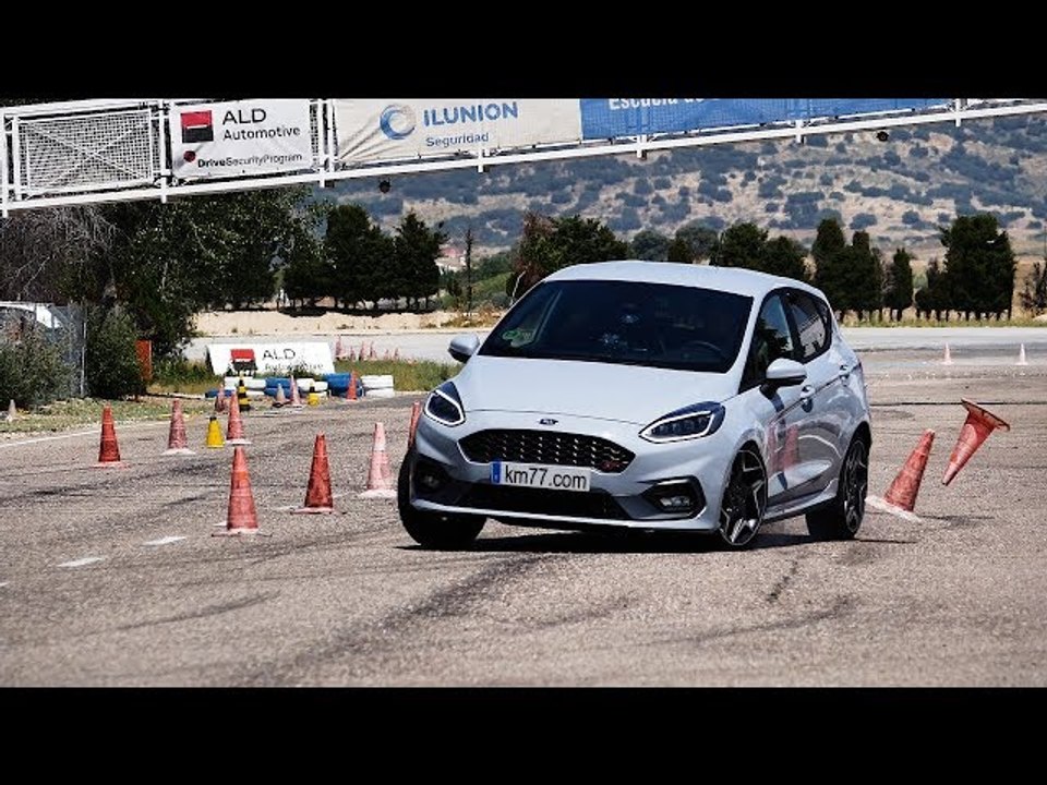 Ford Fiesta ST 2018 - Maniobra de esquiva (moose test) y eslalon | km77.com