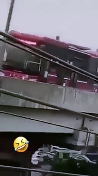 میٹرو بس کا گرمی سے تنگ شہریوں کے اوپر پانی کا چھڑکاؤ کا فیصلہ ۔۔ شہریوں میں اطمنان کی لہر