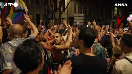 "Siamo tutti antifascisti", a Parigi si festeggia anche col coro in italiano
