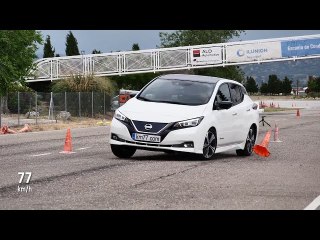 Nissan Leaf 2018 - Maniobra de esquiva (moose test) y eslalon | km77.com