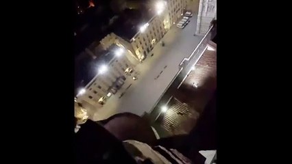 Si intrufola di notte nel Duomo di Firenze e scala la cupola del Brunelleschi per farsi un selfie
