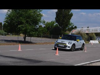 MINI Cooper SE 2020 - Maniobra de esquiva (moose test) y eslalon | km77.com
