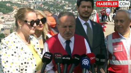 İstanbul'da köprülere dev Türk bayrakları asıldı
