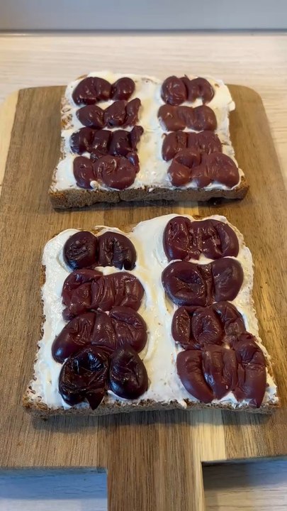 Toast olive et fromage frais   Ingrédients pour 1 toast :   - 1 toast grillé  - Philadelphia  - 8 olives Kalamata   Régale-toi le p’tit pote   #chezsas #toast #easyrecipes #faitmaison #dej #instafood #recettes