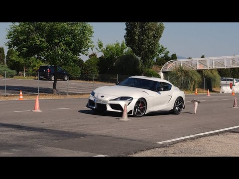 Toyota GR Supra 2019 - Maniobra de esquiva (moose test) y eslalon | km77.com