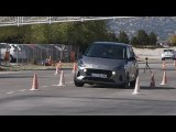 Hyundai i10 2020 - Maniobra de esquiva (moose test) y eslalon | km77.com