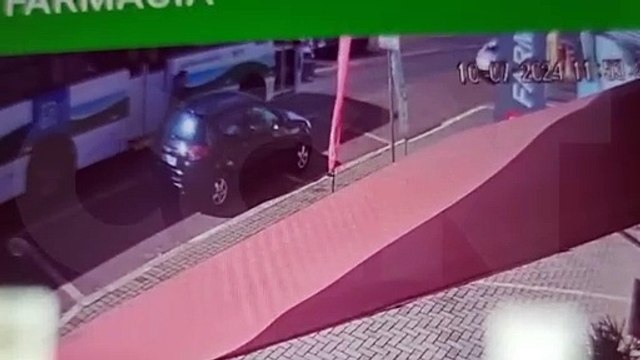 Vídeo mostra ônibus prensando homem contra carro na Avenida Tito Muffato
