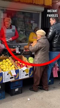 Cette dame âgée fait tomber sa citrouille puis reçoit un soutien inattendu