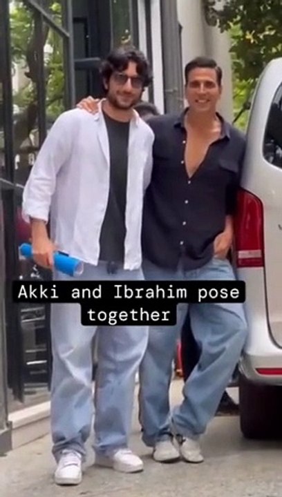 Akshay Kumar and Ibrahim Khan pose together