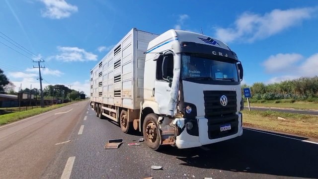 Acidente entre ônibus e caminhão é registrado na BR-277, em Cascavel