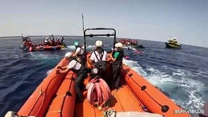 I migranti si buttano in mare per non essere riportati in Libia