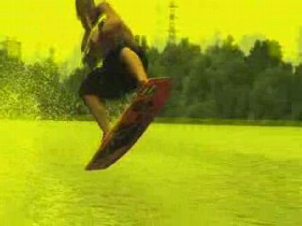 Pierre Atruz wake skater visible par TOUS!