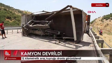 Manisa'da kamyon devrildi: 12 kilometrelik araç kuyruğu oluştu