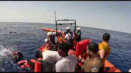 I migranti si buttano in mare per non essere riportati in Libia