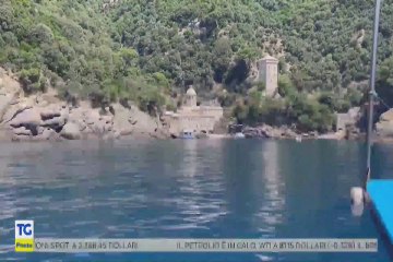 Poste Italiane, a San Fruttuoso di Camogli lettere e pacchi arrivano dal mare
