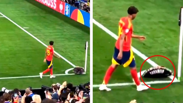 Caramelo lanza su sombrero a Lamine Yamal tras salir de cambio en el España vs. Francia de la Euro y es ignorado