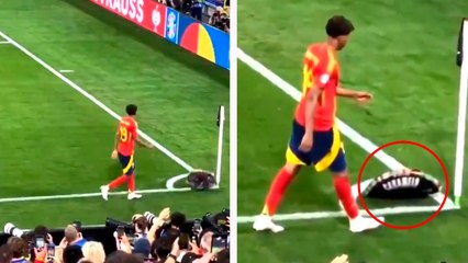 Caramelo lanza su sombrero a Lamine Yamal tras salir de cambio en el España vs. Francia de la Euro y es ignorado