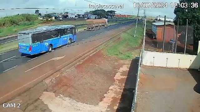 Vídeo mostra colisão entre ônibus e caminhão baú na BR-277, em Cascavel