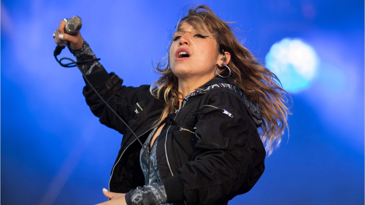 Voici - Nino Vella : la chanteuse Izïa Higelin présente à ses obsèques, elle lui rend un bel hommage